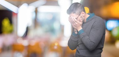 Üzgün ifade yüz eller ile ağlayarak süre kapsayan ile izole arka plan üzerinde gözlük takan yakışıklı delikanlı. Depresyon kavramı.