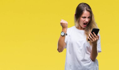 Öfke, çılgın ve yükseltilmiş el, öfke kavramı ile diye bağıran ile smartphone üzerinde izole arka rahatsız ve sinirli bağırarak kullanan genç güzel sarışın kadın