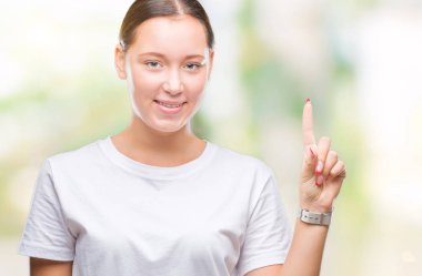 Ve kendinden emin ve mutlu gülümseyerek süre parmak numaralı yukarıyı gösteren izole arka plan üzerinde genç güzel bir beyaz kadın.