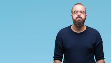 Genç beyaz hipster adam komik surat ile yanakları şişirme izole arka plan üzerinde güneş gözlüğü takıyor. Ağız ile hava, deli ifade şişirilmiş.