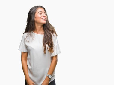 Genç güzel Arap kadın uzak tarafına yüzünde, doğal ifade gülümseme ile seyir izole arka plan yüzünden. Kendine güvenen gülüyor.