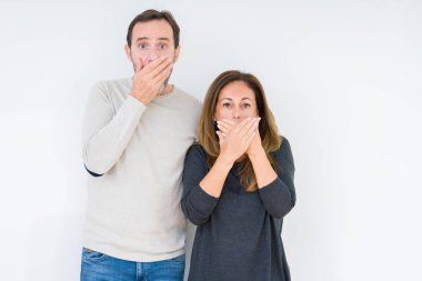 Güzel orta yaş kaç aşk izole arka plan ağız hata için elleriyle kapsayan şok içinde. Gizli kavramı.