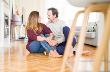 Birlikte yere evde oturmak güzel romantik çift