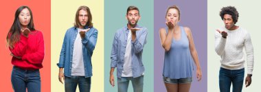 Afrikalı-Amerikalı, İspanyol ve Çinli bir grup insan bir öpücük el ile güzel ve seksi olmak hava üfleme kamera bakarak vintage renk arka plan üzerinde bileşimi. Aşk ifade.