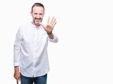 Orta yaş ağarmış komuta sizde gösterilen ve parmakları ile işaret izole arka plan üzerinde beş kendinden emin ve mutlu gülümseyerek iken numara.