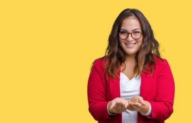 Artı boyutu genç iş kadını zarif ceket ve gözlük izole arka plan üzerinde giyen güzel gülen ellerle birlikte alma veya jest vererek palms. Ayrı tutma ve koruma