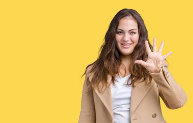 Parmakları ile beş kendinden emin ve mutlu gülümseyerek süre güzel artı boyutu genç kadın giyiyor kış ceket ve yukarıyı gösteren izole arka plan üzerinde numara.