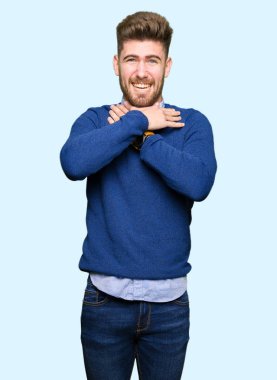 Genç yakışıklı bussines adam bağırmaya ve çünkü boğmak acı kendi ellerimle öldürürüm. Sağlık sorunu. Yaralarından ve intihar kavramı.