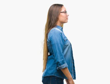 Genç güzel beyaz kadın gözlük izole arka tarafına, seyir üzerinde dinlenmek doğal yüz emin gülümseme ile pozuyla profili.