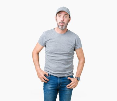 Komik surat ile yanakları şişirme izole arka plan üzerinde spor şapkası yakışıklı orta yaş ağarmış komuta sizde. Ağız ile hava, deli ifade şişirilmiş.