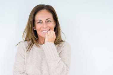 Stresli ve gergin elle çivi ısırma ağzına bakarak izole arka plan güzel orta yaş kadın. Anksiyete sorunu.