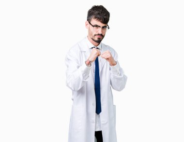 Genç profesyonel bilim adam izole arka plan üzerinde beyaz önlük giyen yumruk savunma hareketi, kızgın ve üzgün yüz, sorunu korkuyor ile savaşmaya hazır