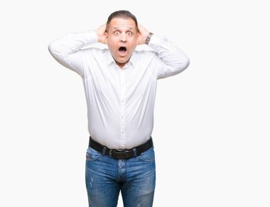 Kafasına, korkmuş ve şaşırmış şok açık ağız ile orta Arap zarif adam üzerinde arka plan deli izole ve ile korkuttu yaş eller