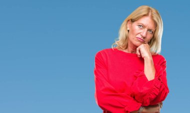 Orta yaş sarışın kadın izole arka plan düşünme seyir üzerinde yorgun ve sıkılmış çapraz silah depresyon sorunları ile.