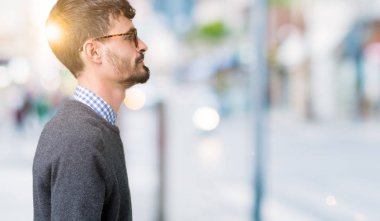 Genç yakışıklı zeki adam gözlük izole arka tarafına, seyir üzerinde dinlenmek doğal yüz emin gülümseme ile pozuyla profili.