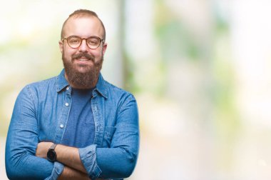 İzole arka plan mutlu yüz ile gülümseyen üzerinde gözlük takan Genç beyaz hipster adam kameraya seyir silah geçti. Olumlu bir kişi.