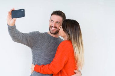 Aşk, Öpüşme ve birbirimizi selfie fotoğraf çekimi sarılma güzel genç çift