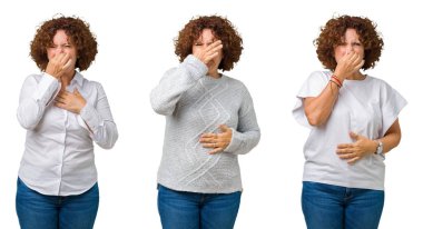 Orta yaş üst düzey iş kadını beyaz üzerinde beyaz t-shirt giyen kolaj izole bir şey pis ve iğrenç kokulu arka plan, dayanılmaz koku, holding nefes burun parmaklar ile. Kötü kokuyor kavramı.