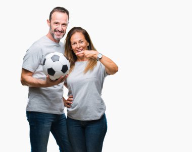Orta yaş İspanyol çift futbol futbol topu izole arka plan üzerinde çok mutlu el ve parmak ile işaret tutan