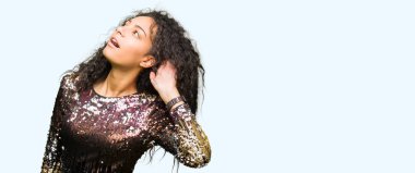 Kıvırcık saçlı giyen gece parti ile genç güzel kız elbise bir işitme söylenti ya da dedikodu için dinleme kulak üzerinde el ile gülümseyen. Sağırlık kavramı.