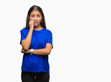 Eller genç güzel Arap kadın stresli ve gergin ile izole arka plan üzerinde tırnak ısırma dudaklarından. Anksiyete sorunu.