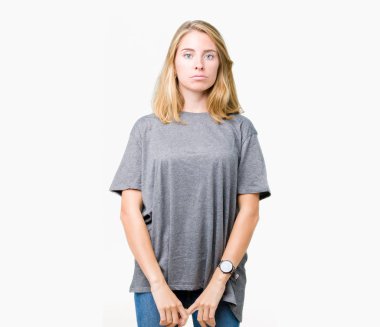 Kızgın ve korkmuş ağlıyor depresif izole arka plan ve sıkıntı, endişe büyük boy rahat t-shirt giyen güzel ve genç birbayan. Üzgün ifade.