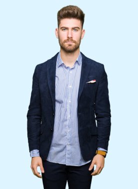 Genç yakışıklı bussines adam yüzünde ciddi bir ifade ile. Basit ve doğal kameraya bakıyor.