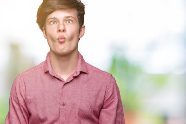 Genç yakışıklı iş adamı izole arka plan yapma balık yüzüne dudaklı, çılgın ve komik bir jest. Komik ifade.