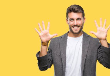 Genç yakışıklı iş adamı gösterilen ve parmakları ile işaret izole arka plan üzerinde kendinden emin ve mutlu gülümseyerek süre on numara.