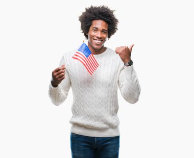 Amerika Birleşik Devletleri bayrağı Afro Amerikalı adam işaret ve başparmak kadar mutlu yüz gülümseyen tarafı ile gösteren izole arka plan üzerinde