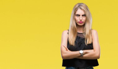 Genç güzel sarışın ve mavi gözlü kadın izole arka plan şüpheci ve çapraz kolları olan yüzündeki gergin, onaylamayan ifade yüzünden. Negatif kişi.
