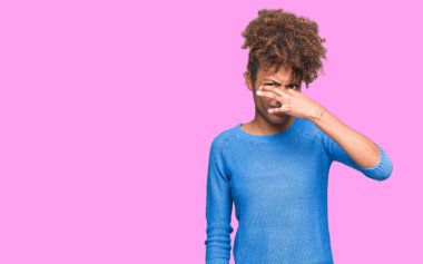 Bir şey pis ve iğrenç kokulu izole arka plan, dayanılmaz koku, holding nefes burun parmaklar ile güzel genç Afro-Amerikan kadın. Kötü kokuyor kavramı.