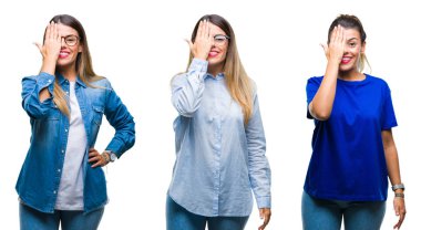 Kolaj bir göz ile yüz ve sürpriz duygu kendinden emin gülümseme ile el kapsayan izole arka plan üzerinde gözlük takan genç güzel kadın.