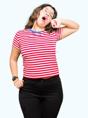 Geri, yorgun ve rahat, Uykulu ve erken sabah esneme germe gözlüklü genç güzel kadın