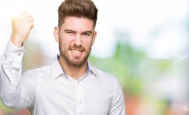 Genç yakışıklı iş adamı öfkeli ve sinirli sinirli ve öfke ile bağırarak süre öfkeli yumruk yükselterek. Öfke ve agresif kavramı.