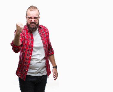 Üzerinde gözlük takan Genç beyaz hipster adam arka plan kızgın izole ve kızgın yetiştirme hayal kırıklığı ve öfke ile bağırarak süre öfkeli yumruk. Öfke ve agresif kavramı.