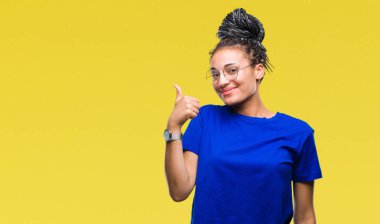 Genç saç Afro-Amerikan kız mutlu yaşasın el ile jest yapıyor izole arka plan üzerinde gözlük takan örgülü. Kameraya bakarak başarı gösteren ile ifade onaylama.