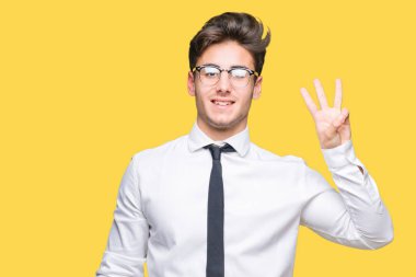 Gösterilen arka plan üzerinde gözlük takan genç iş adamı izole ve parmakları ile işaret üçüncü gülümseyen ise kendinden emin ve mutlu.