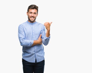 Yakışıklı delikanlı arıyor ve başparmak yanında yukarıyı mutlu yüz ile gülümseyen izole arka plan üzerinde.