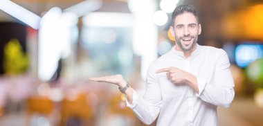 Genç iş adamı üzerinden hayran ve el ile sunulması ve parmak ile işaret ederken kameraya gülümseyen izole arka plan.