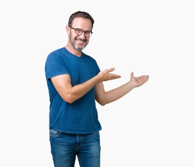 Açık el ile doğal gülümseyen girmek için davet izole arka plan üzerinde gözlük nedir yakışıklı orta yaş ağarmış komuta sizde