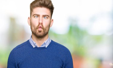 Genç yakışıklı bussines dudaklı, çılgın ve komik bir jest yapma balık yüz adamım. Komik ifade.