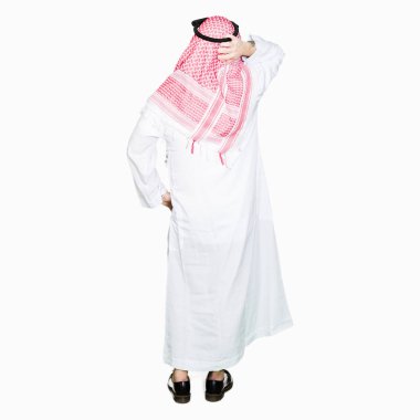 Arap iş adamı geleneksel keffiyeh giymiş uzun saçlı eşarp geriye düşünme hakkında şüphe kafasına el ile