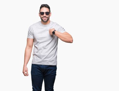 Yakışıklı delikanlı kendisine sürpriz yüz işaret parmağı ile izole arka plan üzerinde güneş gözlüğü takıyor