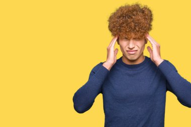 Baş baş ağrısı için el ile afro saçlı Genç yakışıklı adam çünkü stres. Migren muzdarip.