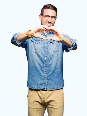 Yakışıklı adam aşık kalp simgesi ve elleriyle şekil gösteren gülümseyen gözlük takıyorum. Romantik kavramı.