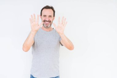 Yakışıklı komuta sizde gösterilen ve parmakları ile işaret izole arka plan üzerinde kendinden emin ve mutlu gülümseyerek süre on numara.