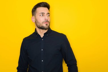 Yakışıklı delikanlı possing ve izole sarı arka plan üzerinde modelleme