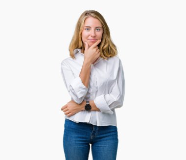 Güzel genç iş kadını emin çapraz kollar ve çeneme kaldırdı el ile gülümseme ile kameraya bakarak izole arka plan üzerinde. Pozitif düşünce.