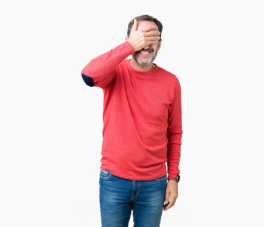 Gülümsüyor ve gözleri için sürpriz kapsayan yüz el ile gülüyor izole arka plan üzerinde kış kazak giymiş yakışıklı orta yaş ağarmış komuta sizde. Kör kavramı.